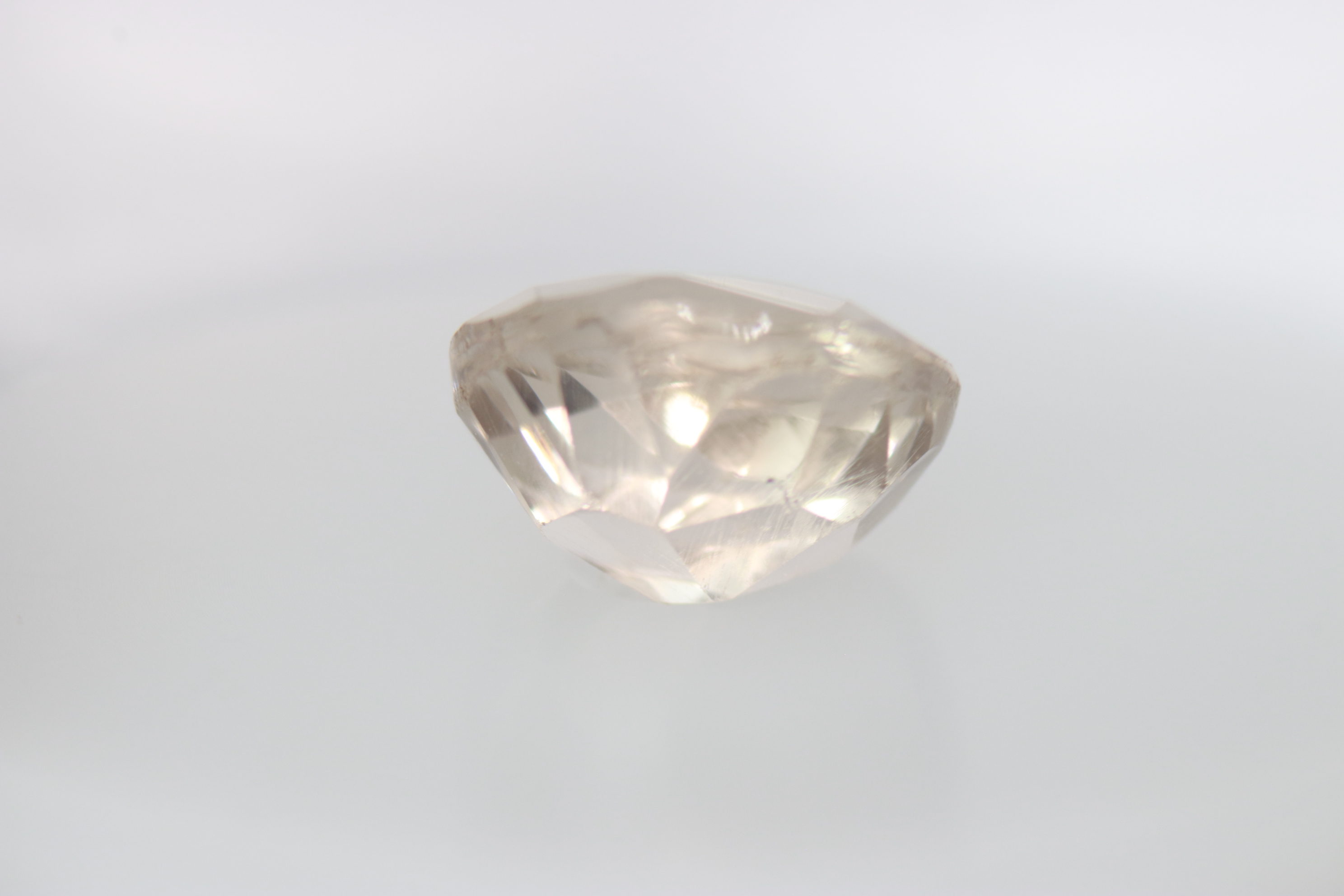 3.7ct White - Off Spinel Vs1 Round Shape (0x9.8x5.8 mm) Unheated gemstone from Sri Lanka