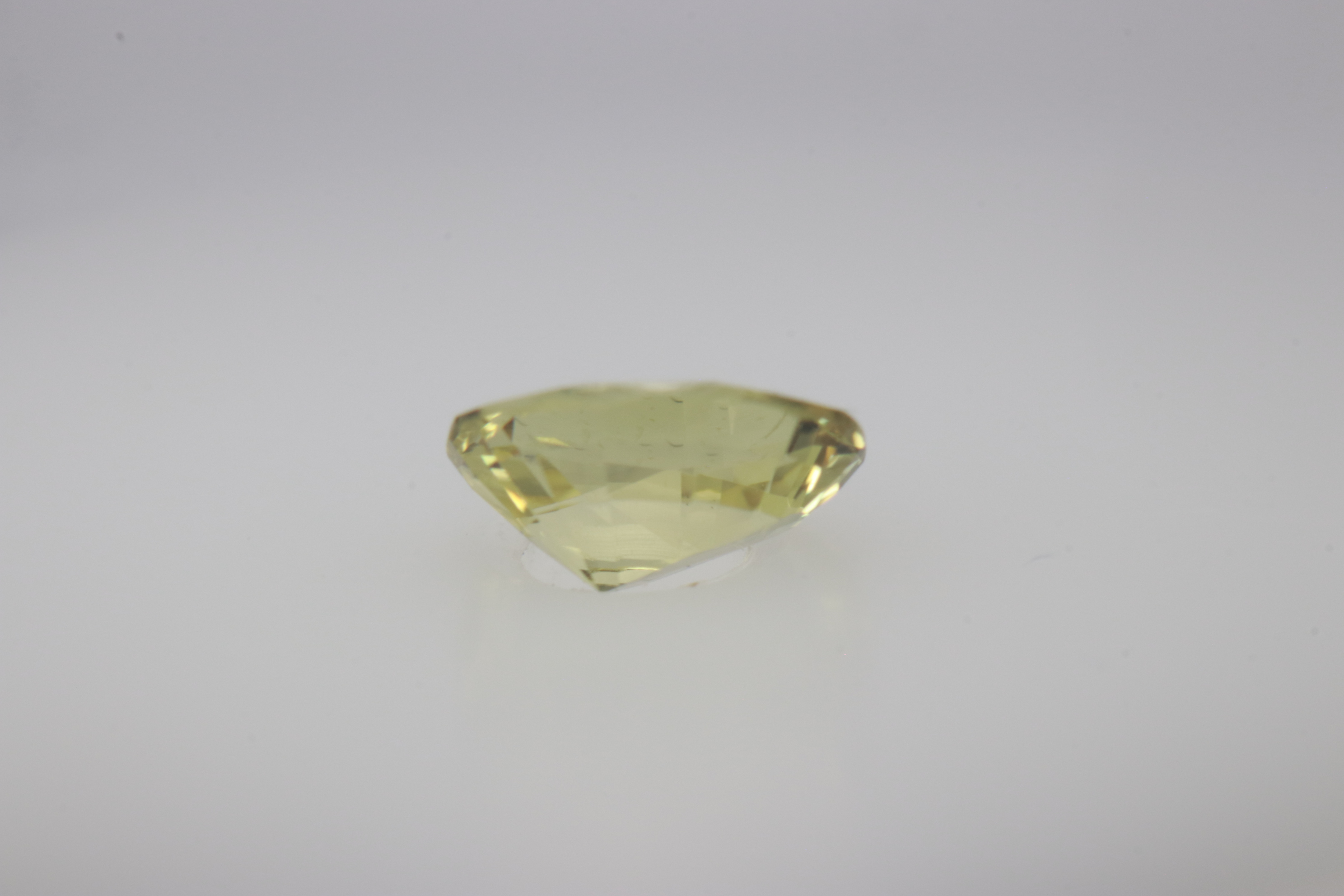 0.7ct Yellow Sapphire VVS Oval Shape (6.2x5.2x3 mm) Unheated gemstone from Sri Lanka