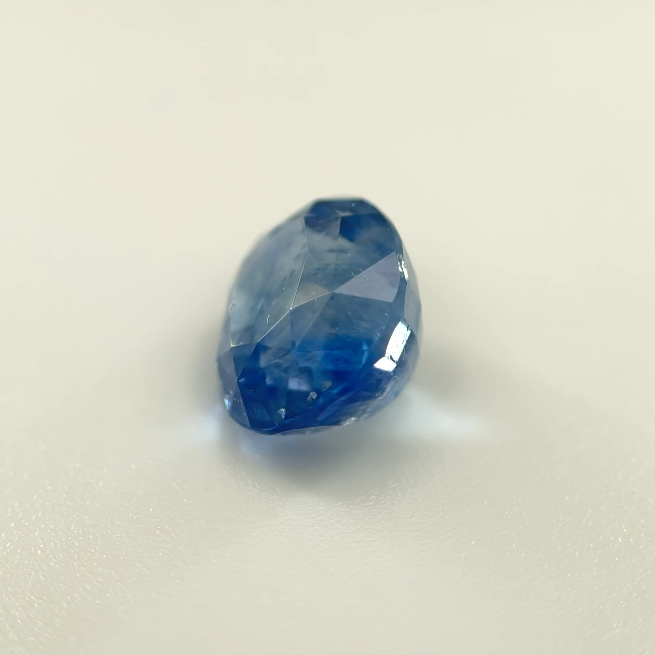 3.0ct Cornflower Blue Sapphire VSI Oval Shape (8.5x7.5x5.6 mm) Unheated gemstone from Sri Lanka