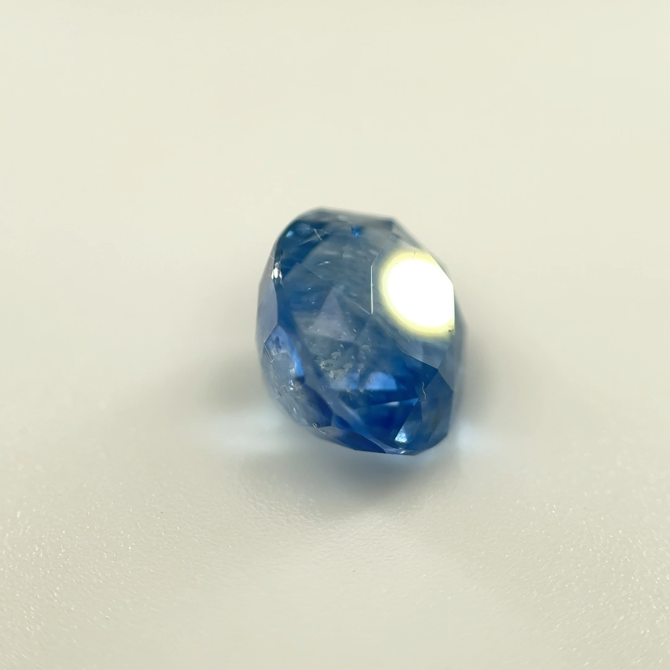 3.0ct Cornflower Blue Sapphire VSI Oval Shape (8.5x7.5x5.6 mm) Unheated gemstone from Sri Lanka